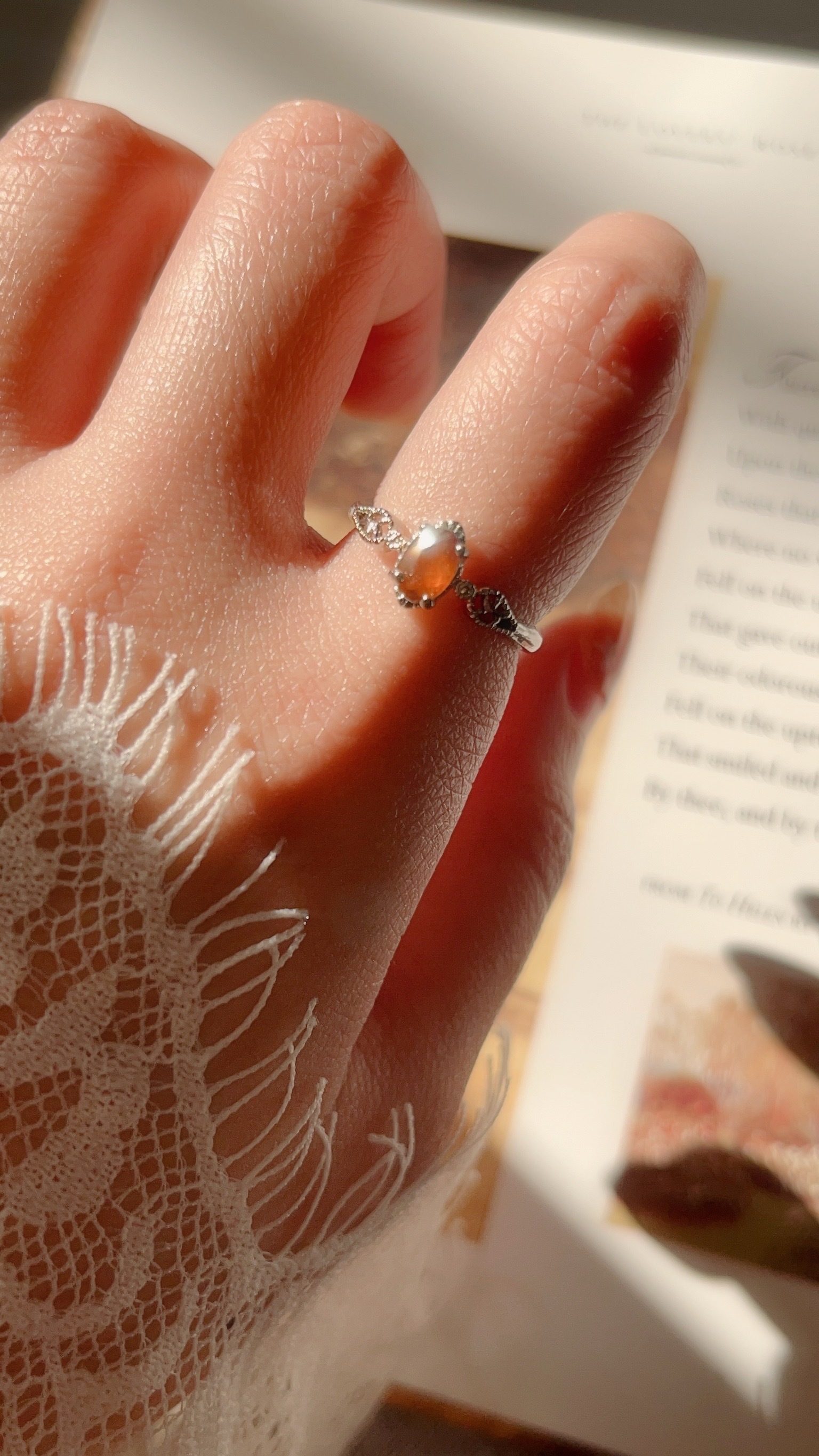 浪漫的法式復古設計 永遠看不膩 優雅公主的感覺 戴起來會覺得自己很可愛、很優雅、很自信✨  中間橢圓形的橙石榴石 也很像公主的歐式風的鏡子 端莊而優雅 復古且漂亮🌼  橙色的石榴石 擁有強大的吸引力和表現力 當我們被橙色石榴石所吸引時，這表明我們已準備好在精神上或物質上邁向更高的層次，更加充實地生活。