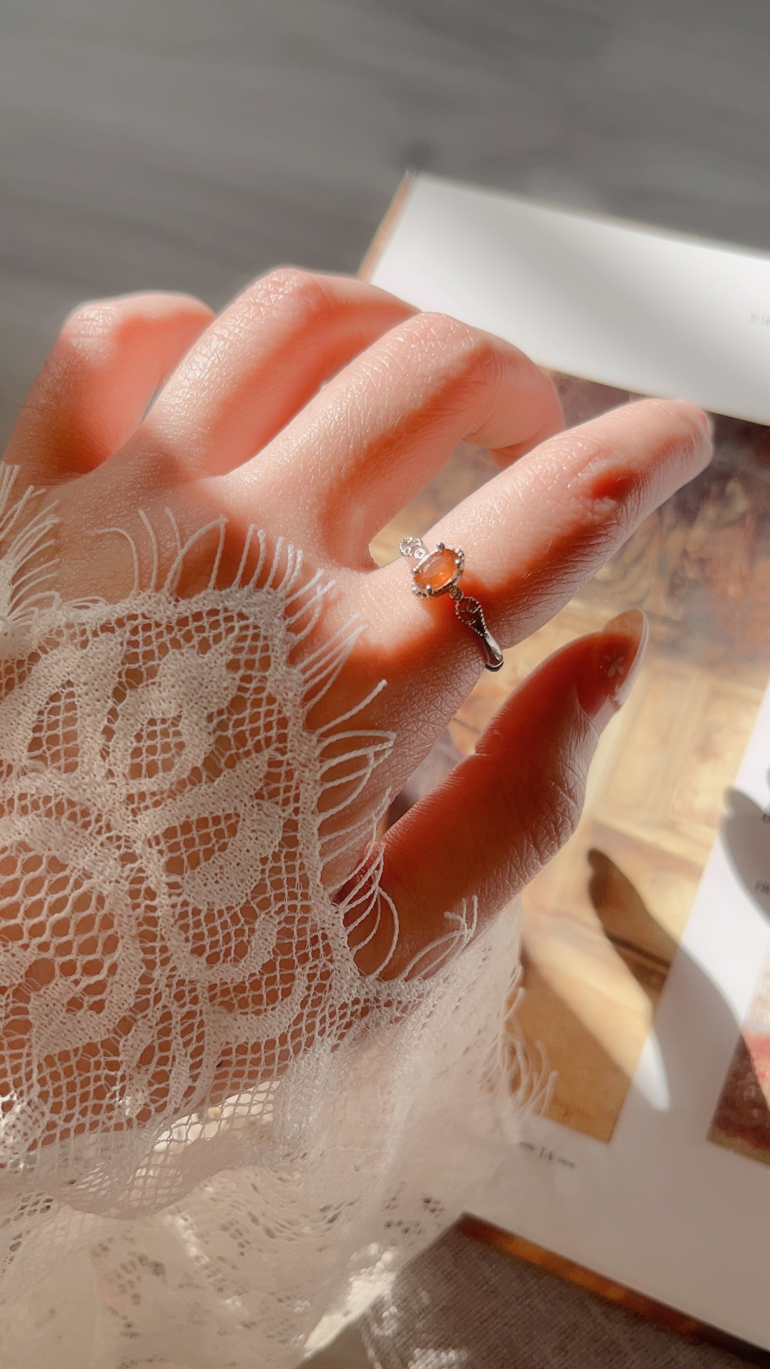 浪漫的法式復古設計 永遠看不膩 優雅公主的感覺 戴起來會覺得自己很可愛、很優雅、很自信✨  中間橢圓形的橙石榴石 也很像公主的歐式風的鏡子 端莊而優雅 復古且漂亮🌼  橙色的石榴石 擁有強大的吸引力和表現力 當我們被橙色石榴石所吸引時，這表明我們已準備好在精神上或物質上邁向更高的層次，更加充實地生活。