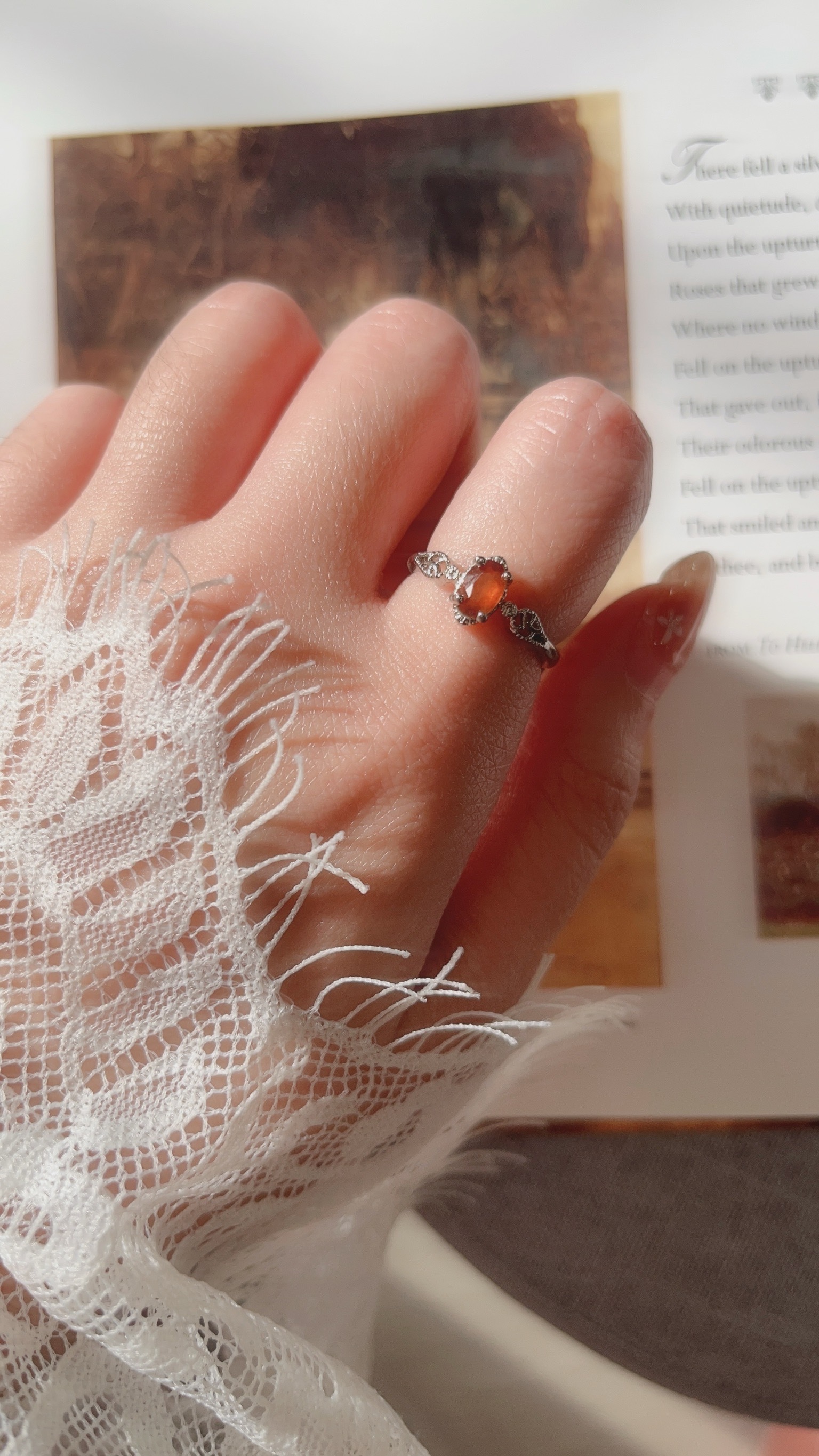 浪漫的法式復古設計 永遠看不膩 優雅公主的感覺 戴起來會覺得自己很可愛、很優雅、很自信✨  中間橢圓形的橙石榴石 也很像公主的歐式風的鏡子 端莊而優雅 復古且漂亮🌼  橙色的石榴石 擁有強大的吸引力和表現力 當我們被橙色石榴石所吸引時，這表明我們已準備好在精神上或物質上邁向更高的層次，更加充實地生活。