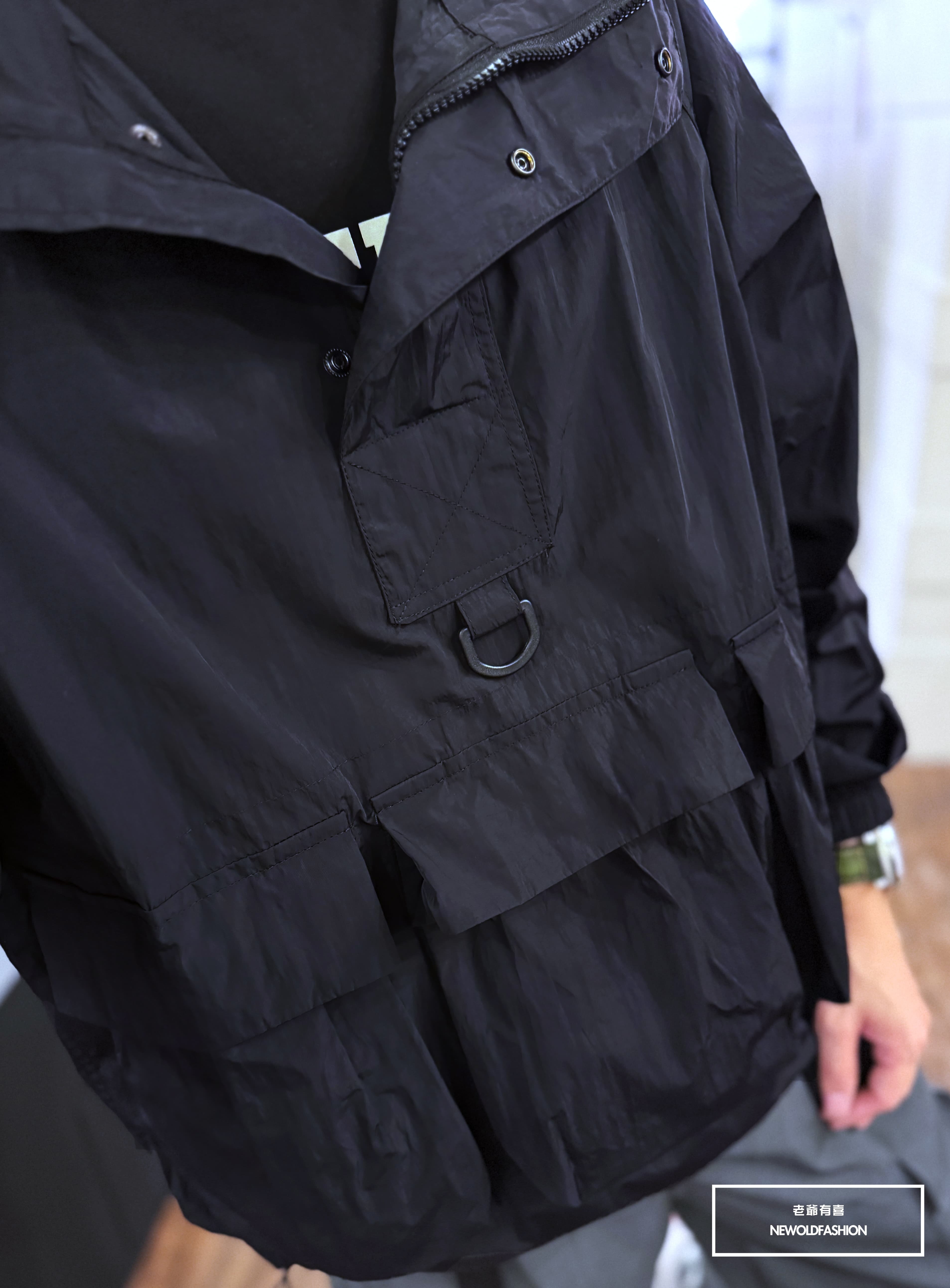 『新品上市』重磅扣環多口袋連帽衝鋒外套-黑(NOF2409Y2620)