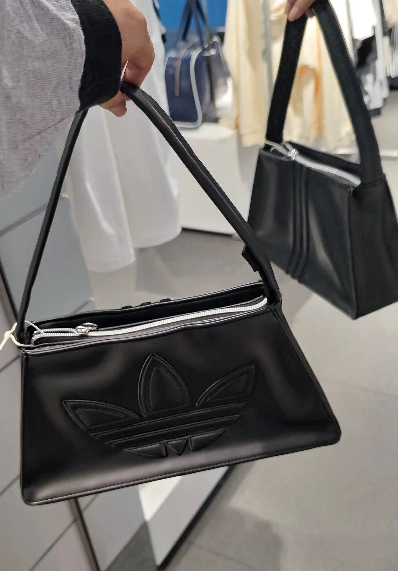 adidas Originals 經典 三葉草 大標 黑色 三線 腋下包 IY4057