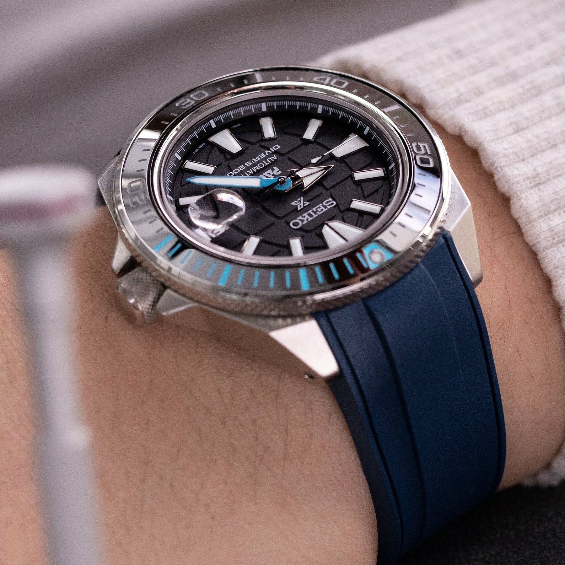 萬年鐘錶 - 太空人錶帶 - SEIKO Samurai 武士系列專用錶帶  藍色 彎曲錶耳 橡膠錶帶  王者武士 專用代用 XSRX1AB-22A20BZZ00