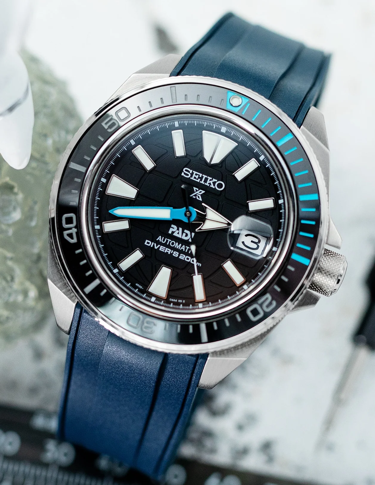 萬年鐘錶 - 太空人錶帶 - SEIKO Samurai 武士系列專用錶帶  藍色 彎曲錶耳 橡膠錶帶  王者武士 專用代用 XSRX1AB-22A20BZZ00