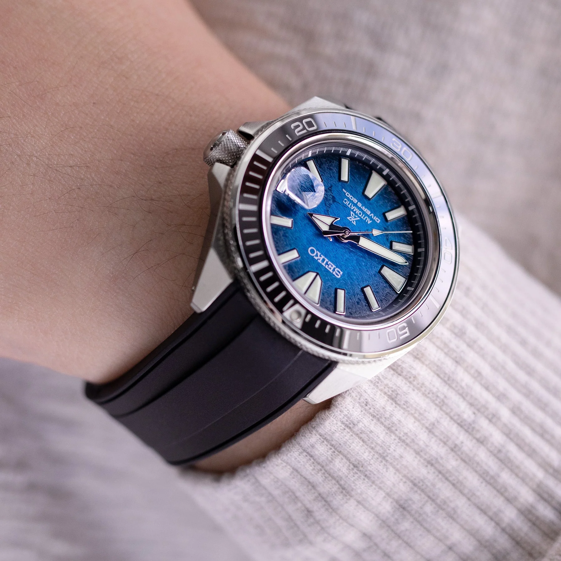 萬年鐘錶 - 太空人錶帶 - SEIKO Samurai 武士系列專用錶帶 黑色 彎曲錶耳 橡膠錶帶  王者武士 專用代用 XSRX1AA-22A20BZZ00