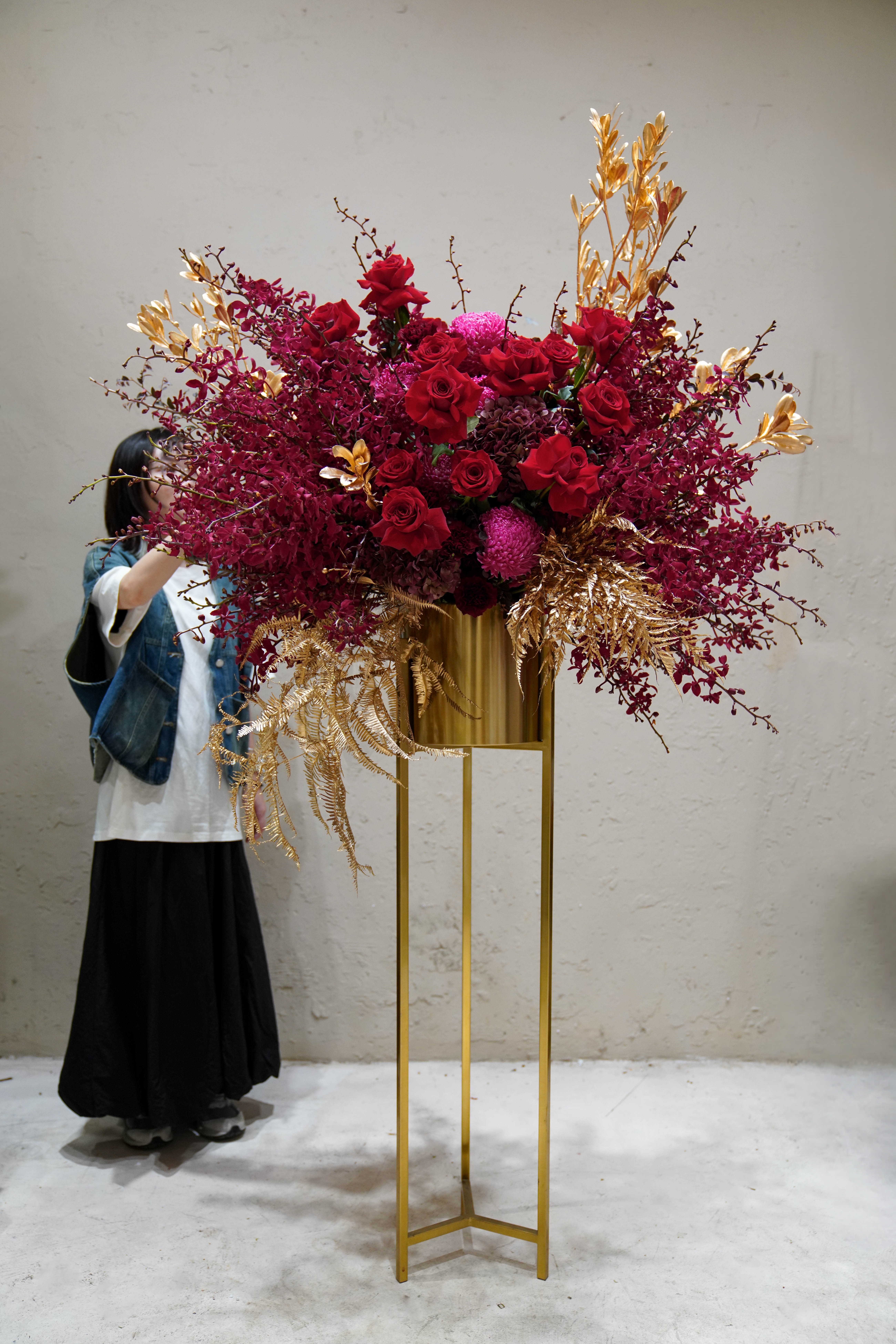 震攝全場的金色高架花籃 / 全客製