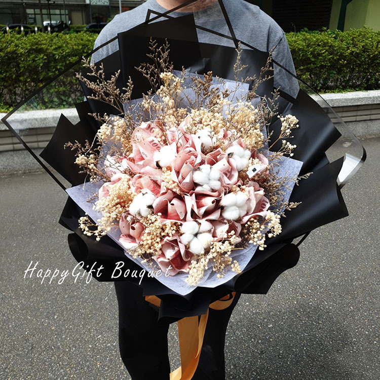 20朵鈔票花玫瑰花束,60張鈔票花束,鈔票乾燥花束,60 banknote flower rose bouquet, 36 banknote bouquet, banknote dried bouquet,Girl holding