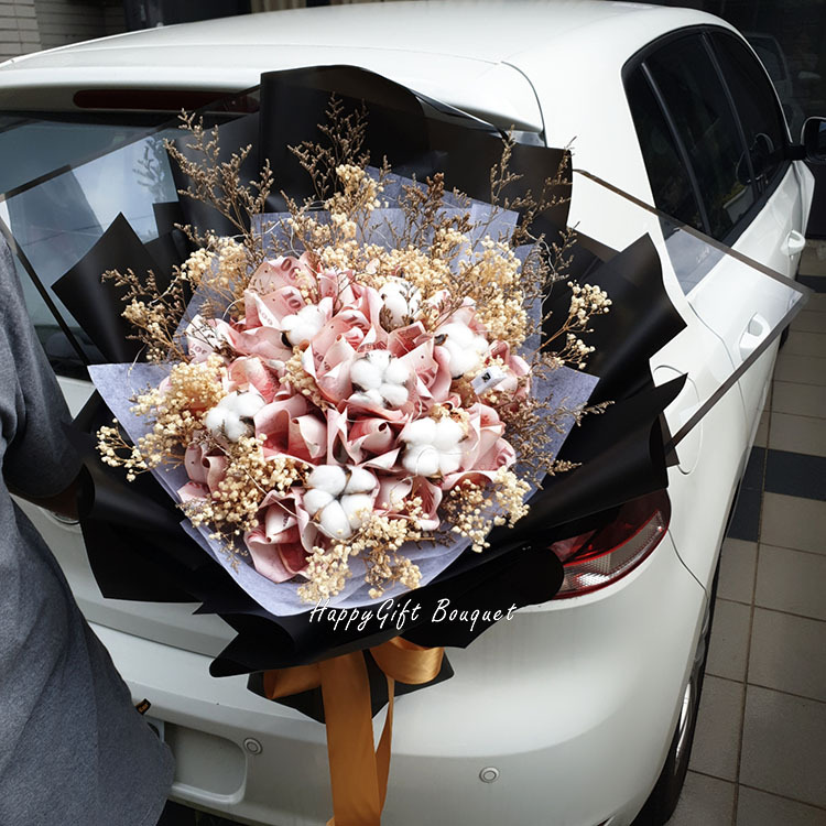 20朵鈔票花玫瑰花束,60張鈔票花束,鈔票乾燥花束,60 banknote flower rose bouquet, 60 banknote bouquet, banknote dried bouquet,Girl holding
