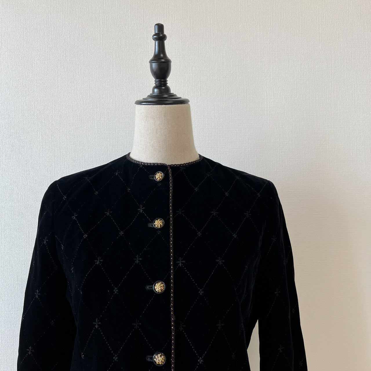 黑色菱形格紋絨面短外套