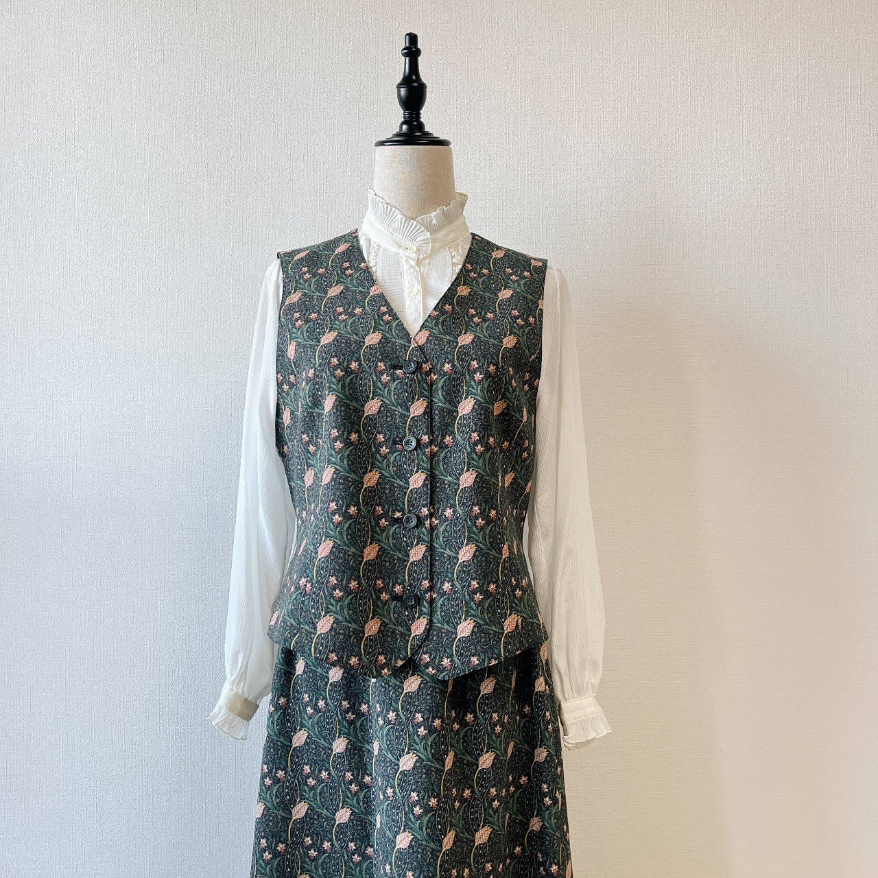 日本製V&A深藍色馬甲及半裙套裝