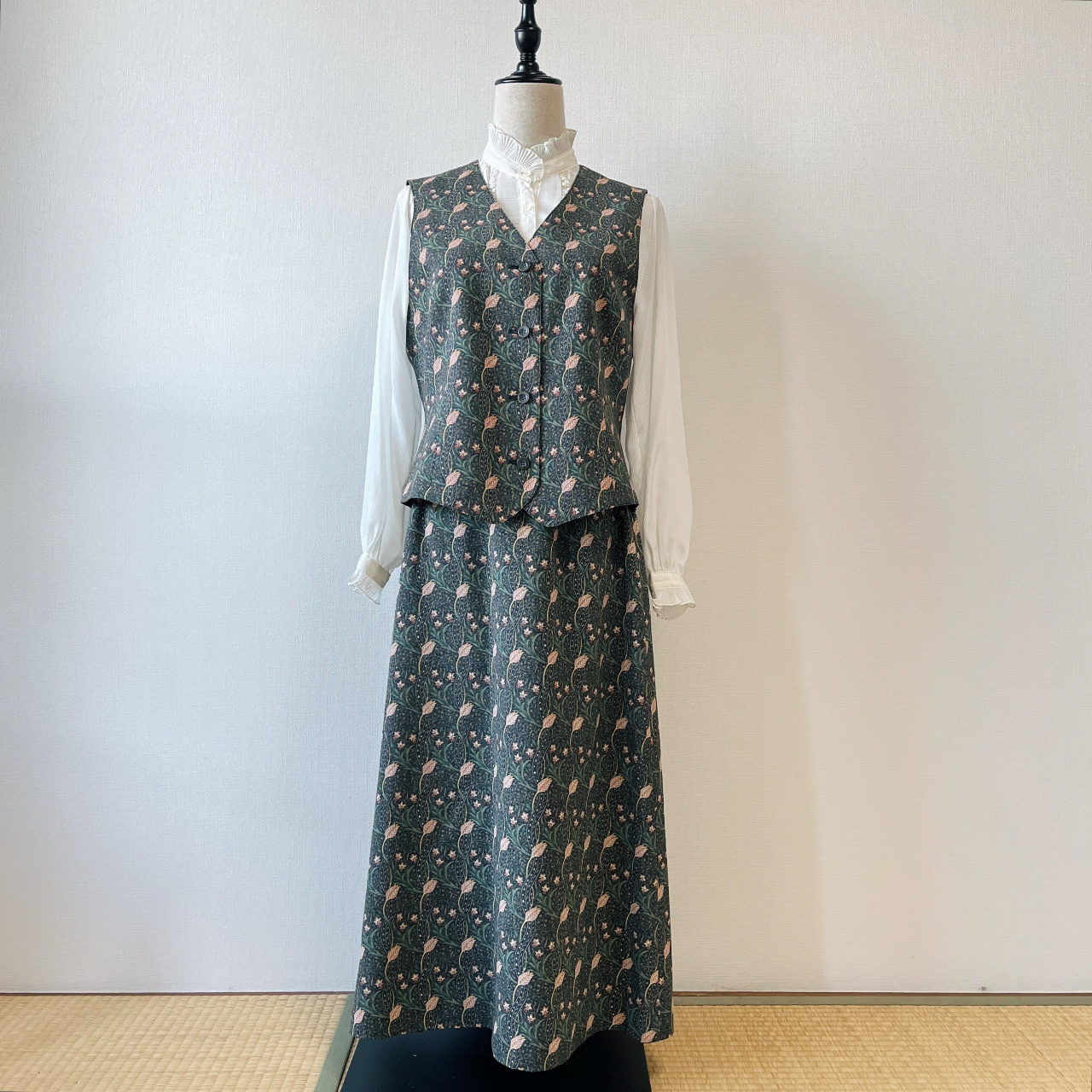 日本製V&A深藍色馬甲及半裙套裝