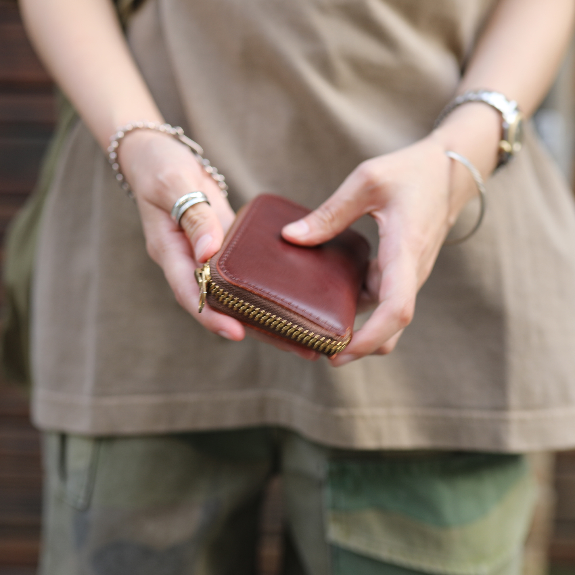 小物 BARNS OUTFITTERS CORDOVAN ROUNDZIP Barns Outfitters - Cordovan Round Zip Mini Wallet Choco
