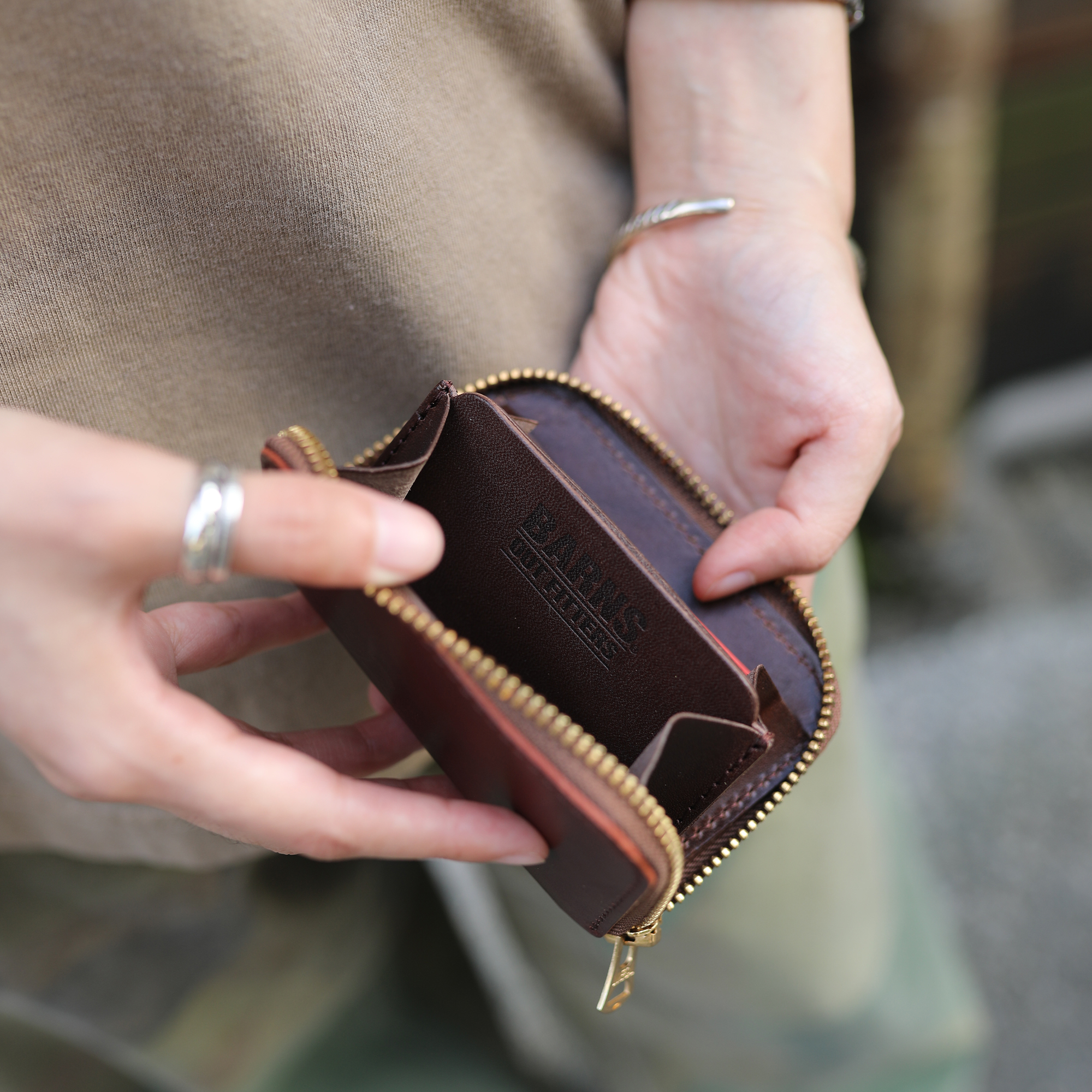 小物 BARNS OUTFITTERS CORDOVAN ROUNDZIP Barns Outfitters - Cordovan Round Zip Mini Wallet Choco