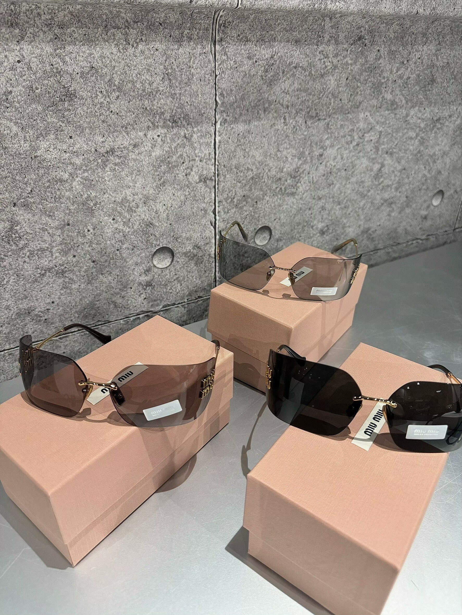 MiuMiu 無邊框 鏡腳小金字LOGO 墨鏡