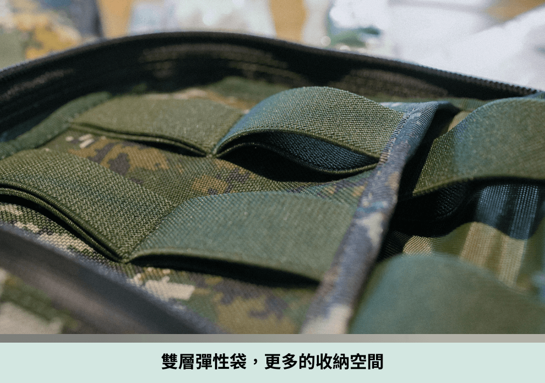 關鍵時刻,醫療包的配置不僅關乎方便,更關乎生命救援的效率。 這款擴充式醫療包,採用 1000D 耐磨材料,可掛載在戰術背心或背包上,在無論在野外行動還是戰傷訓練等嚴苛環境不用擔心因為訓練、摩擦而破損。 A-TWO 擴充式醫療包,外掛 Molle 模組讓你可以攜帶止血帶、急救用品等,快速應對各種緊急狀況。 根據 TCCC 的專業配置建議,這款醫療包大容量的設計能容納完整的止血三寶、呼吸急救裝備、剪刀、手套及藥品。下拉式開合設計更讓你在緊急時刻可以瞬間撕開醫療包,迅速取得所需物品,最大化救援效率。 醫療包不只是工具,它是一項救援使命的延伸。擴充模組的設計讓你可以自由擴展,無論是外掛其他醫療器材還是增加其他急救備品,這款醫療包為你提供無限的配置可能。這款裝備的靈活性與實用性,讓它成為每一位專業人員必備的選擇。