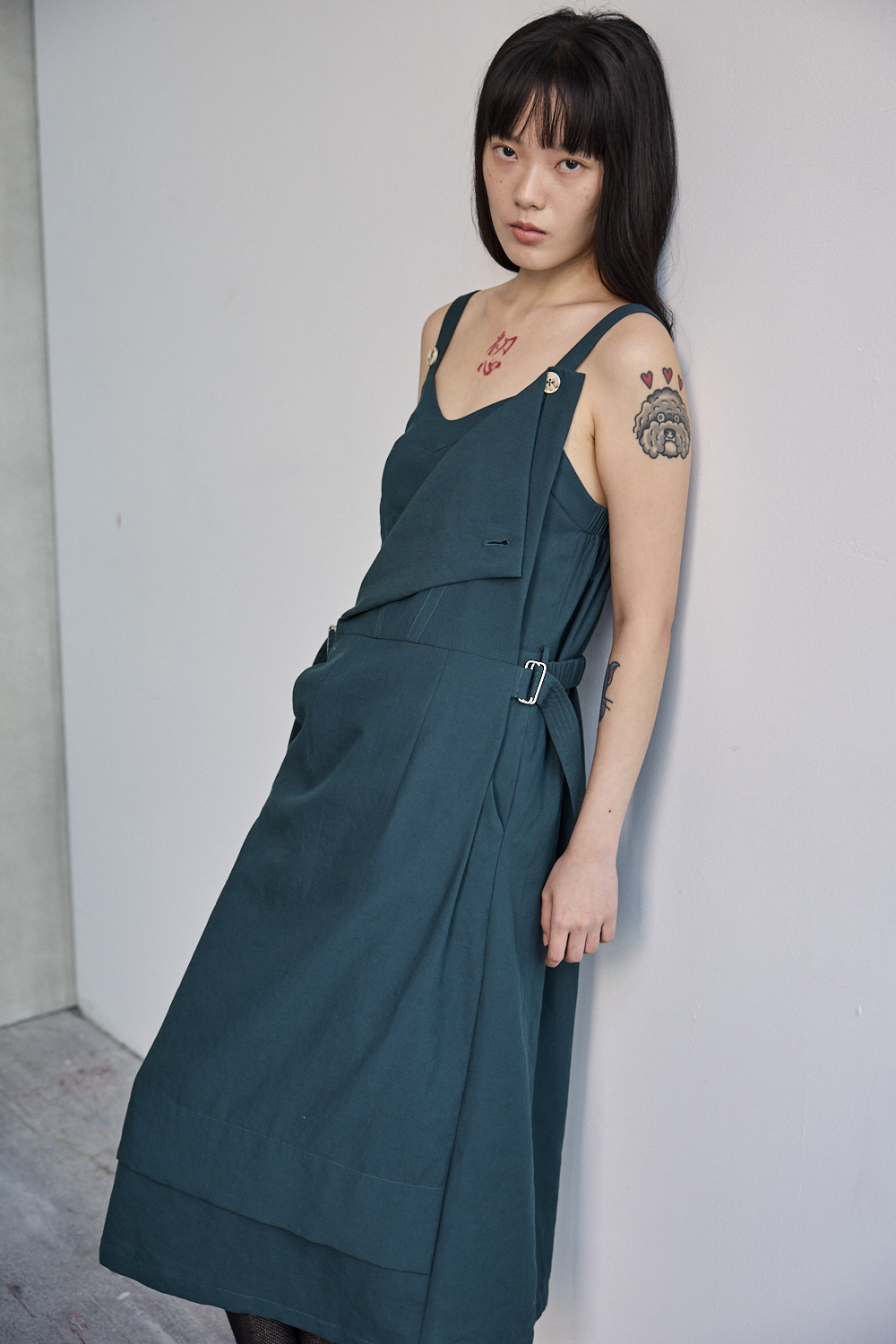 假兩件腰帶設計細肩洋裝