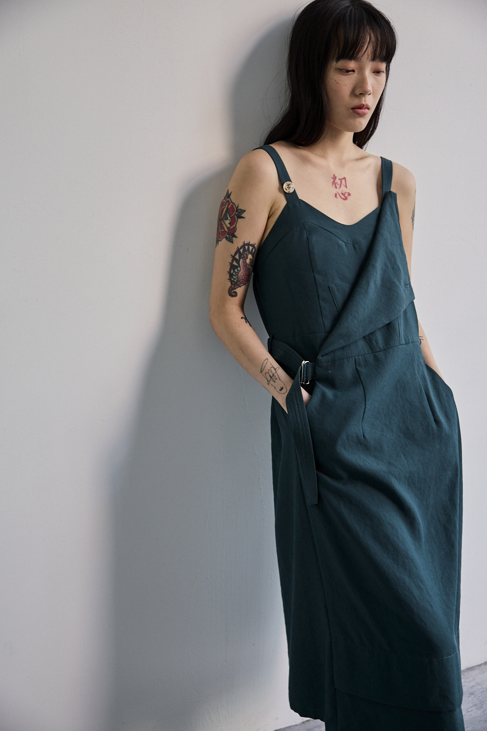 假兩件腰帶設計細肩洋裝