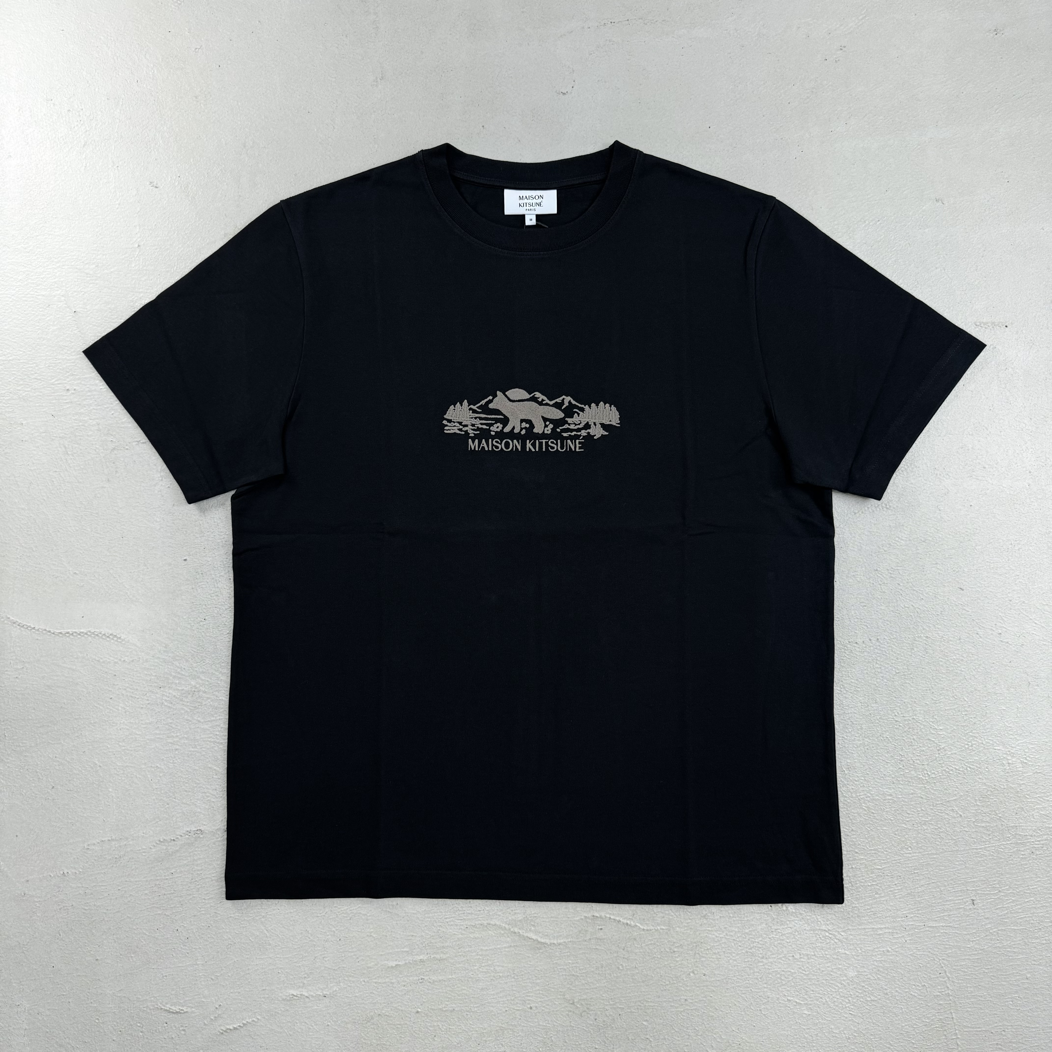 Maison Kitsune 狐狸國家公園刺繡短袖 黑/綠【NM00112KJ0118】