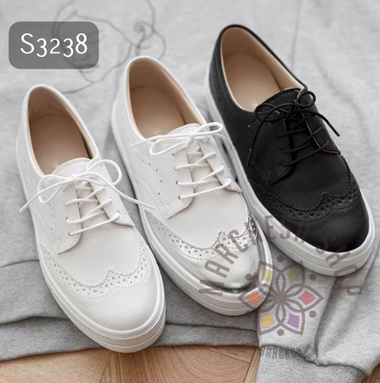 S3238 - 全真皮羊皮雕花圓頭厚底休閒鞋