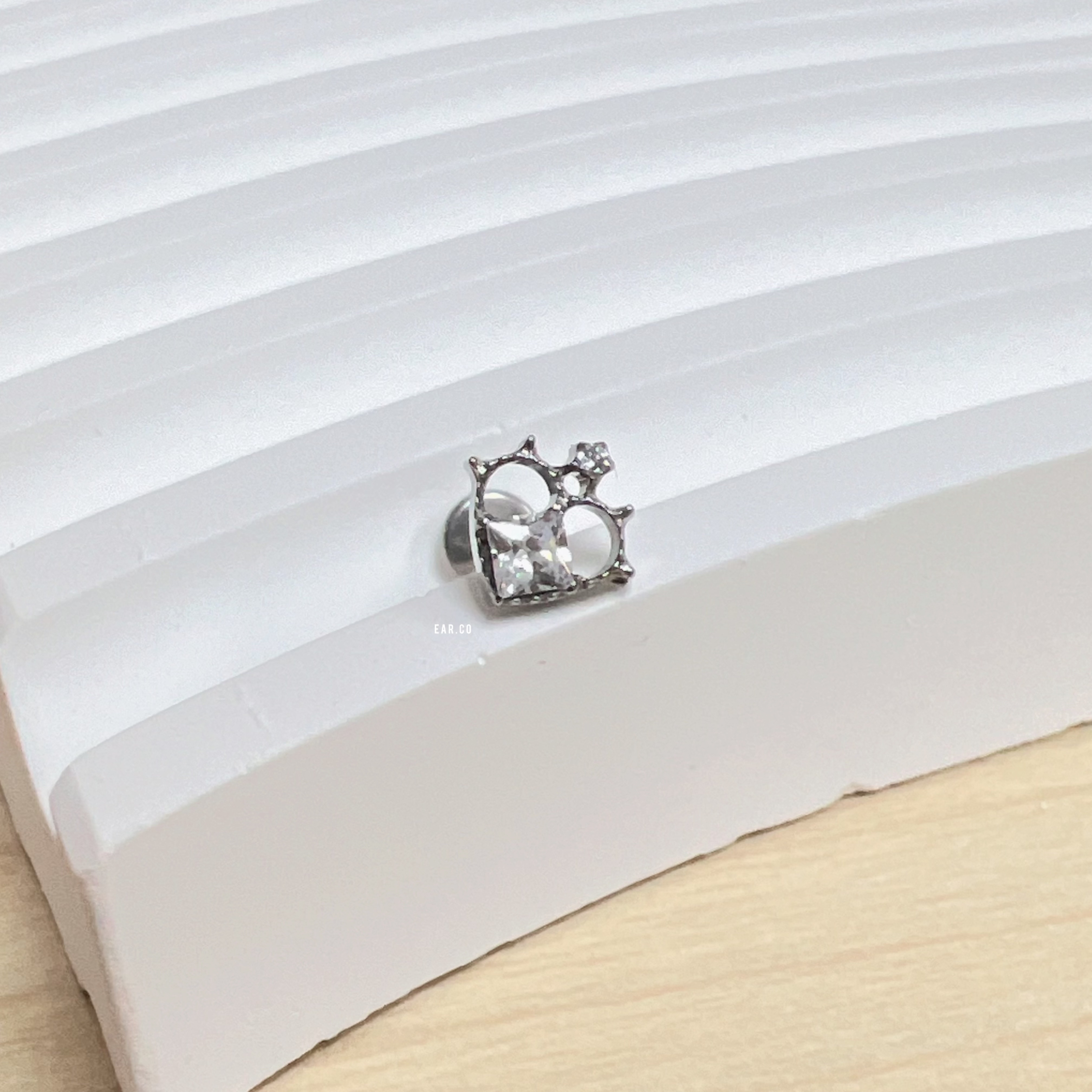 小復古鏤空愛心平頭耳門/耳珠/耳骨釘 [G23 Titanium]