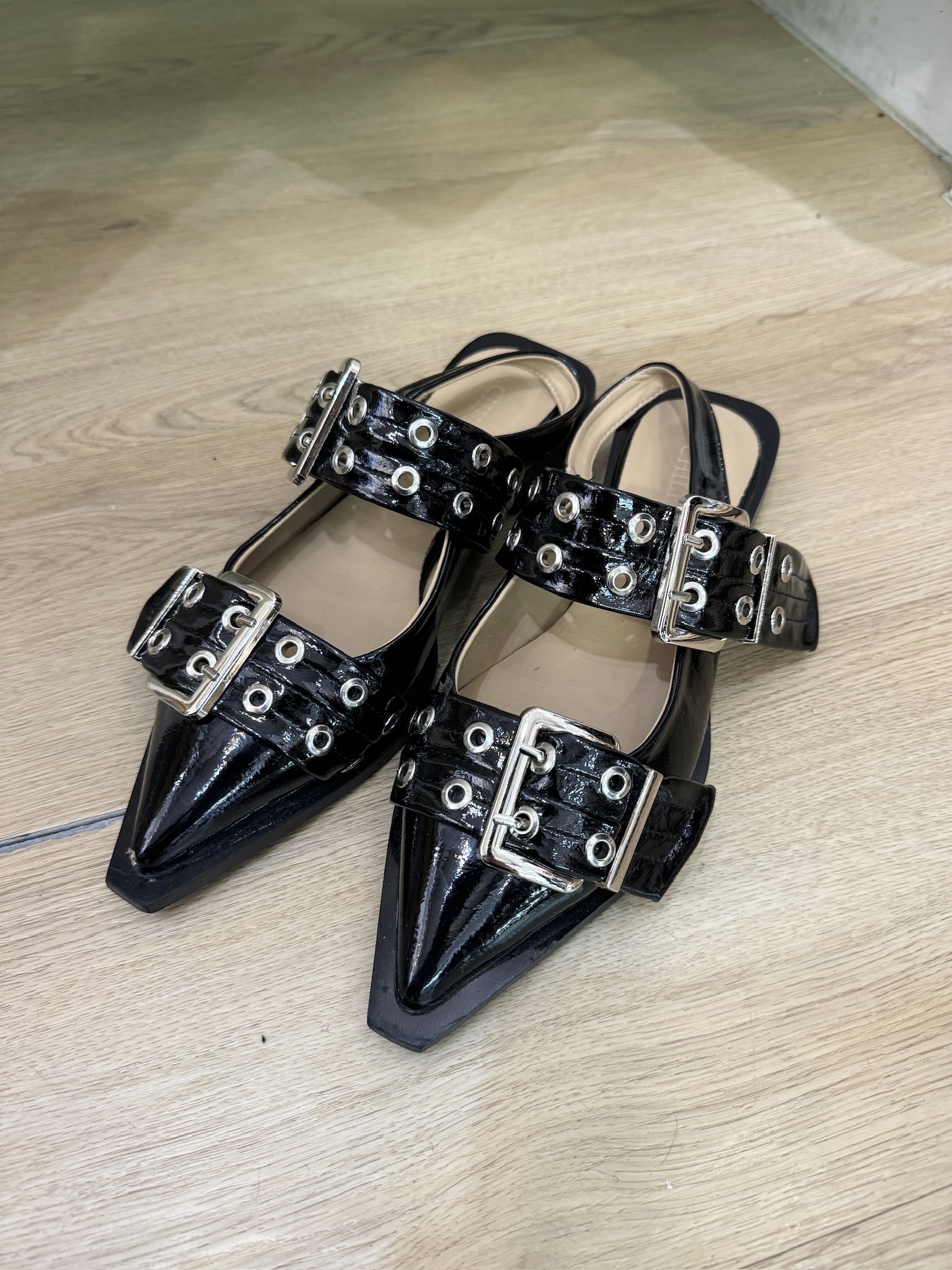 等候時間長 自留 尖頭鞋 建議買大一個碼