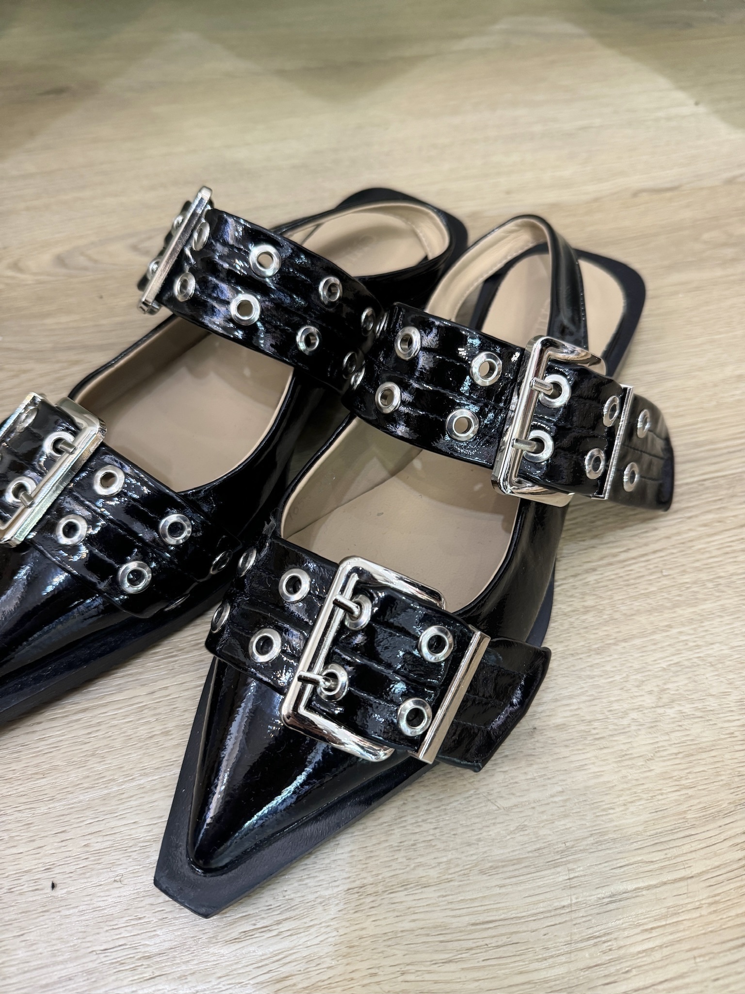 等候時間長 自留 尖頭鞋 建議買大一個碼