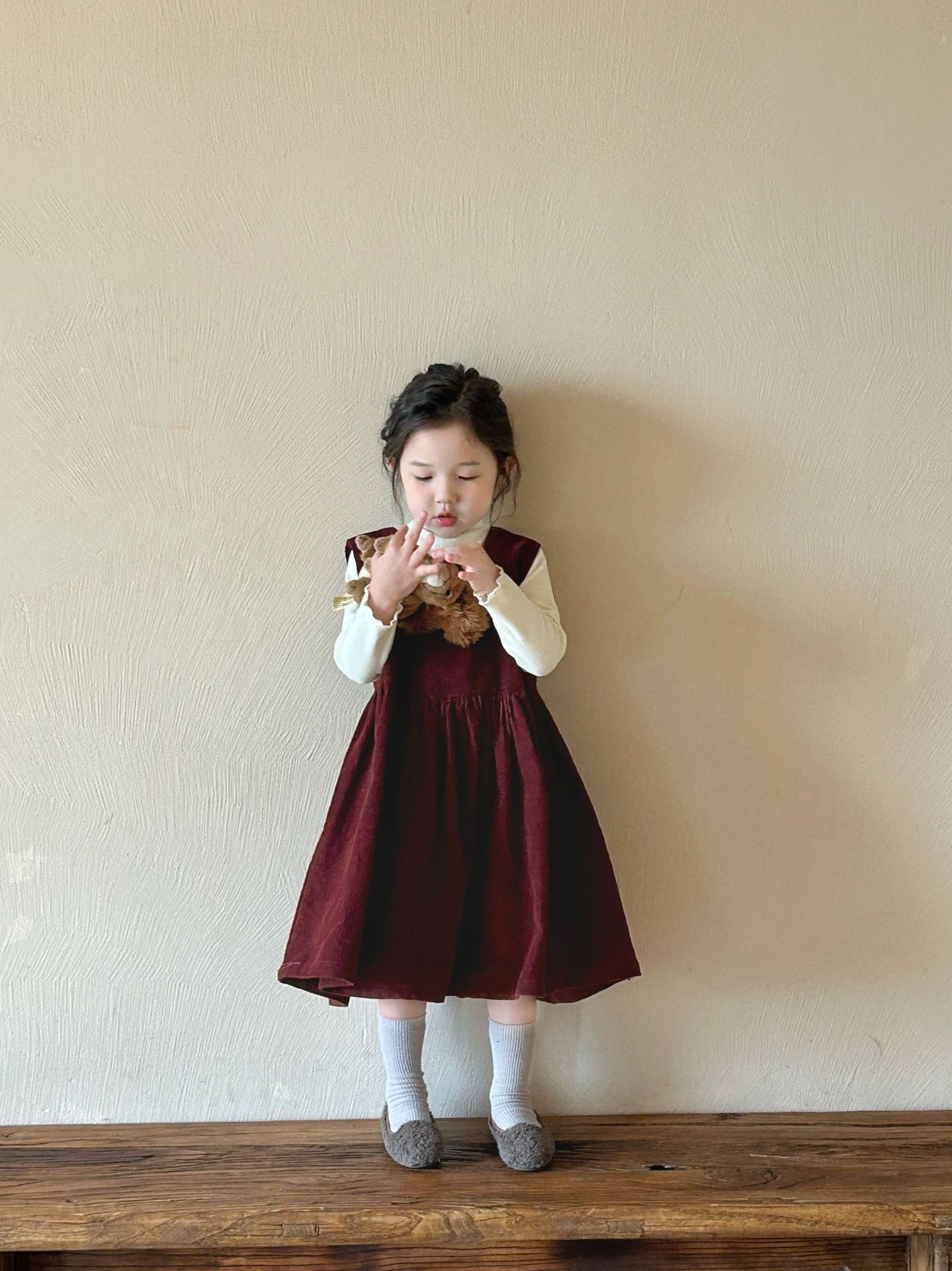 酒紅燈芯絨背心洋裝/米白內搭上衣