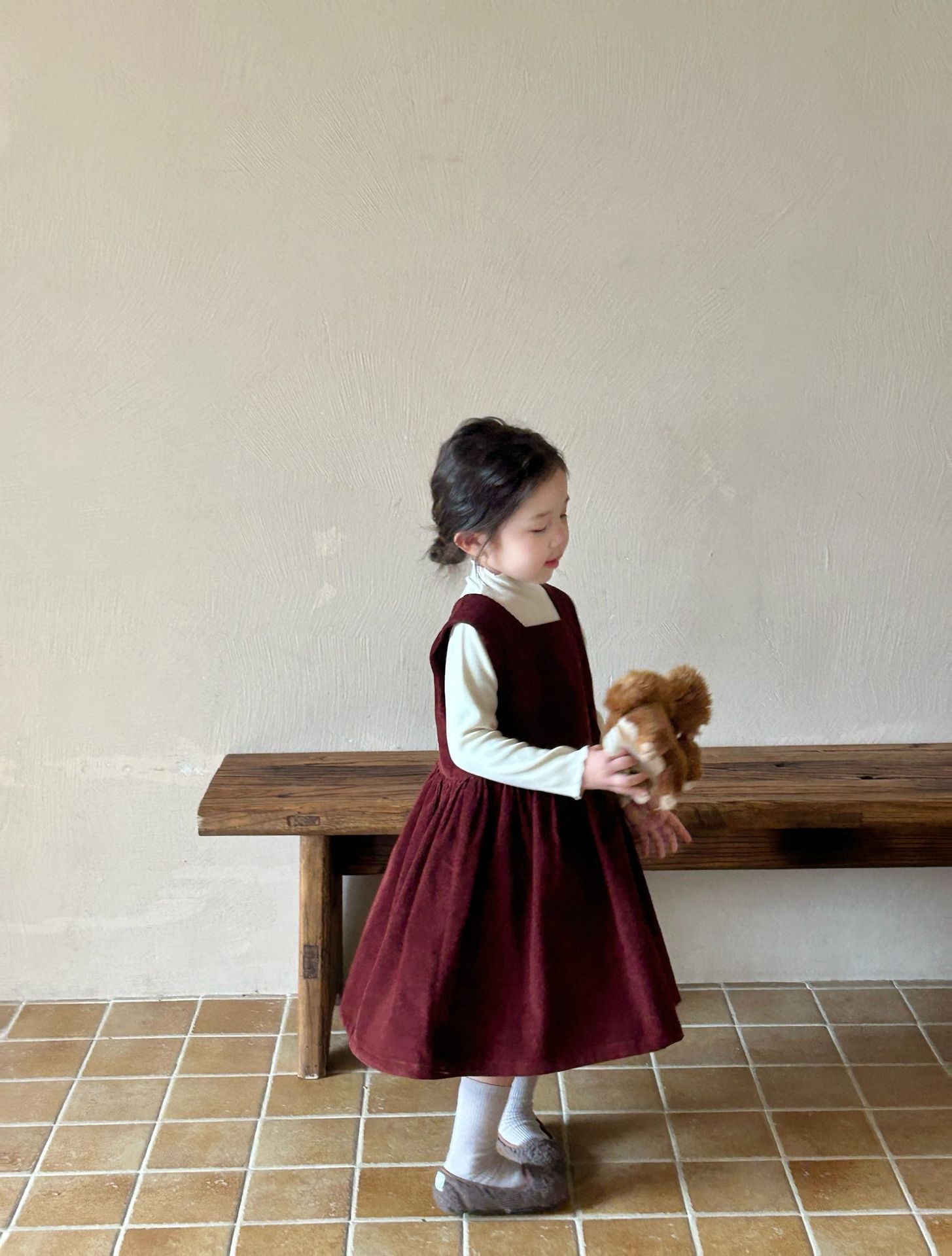 酒紅燈芯絨背心洋裝/米白內搭上衣