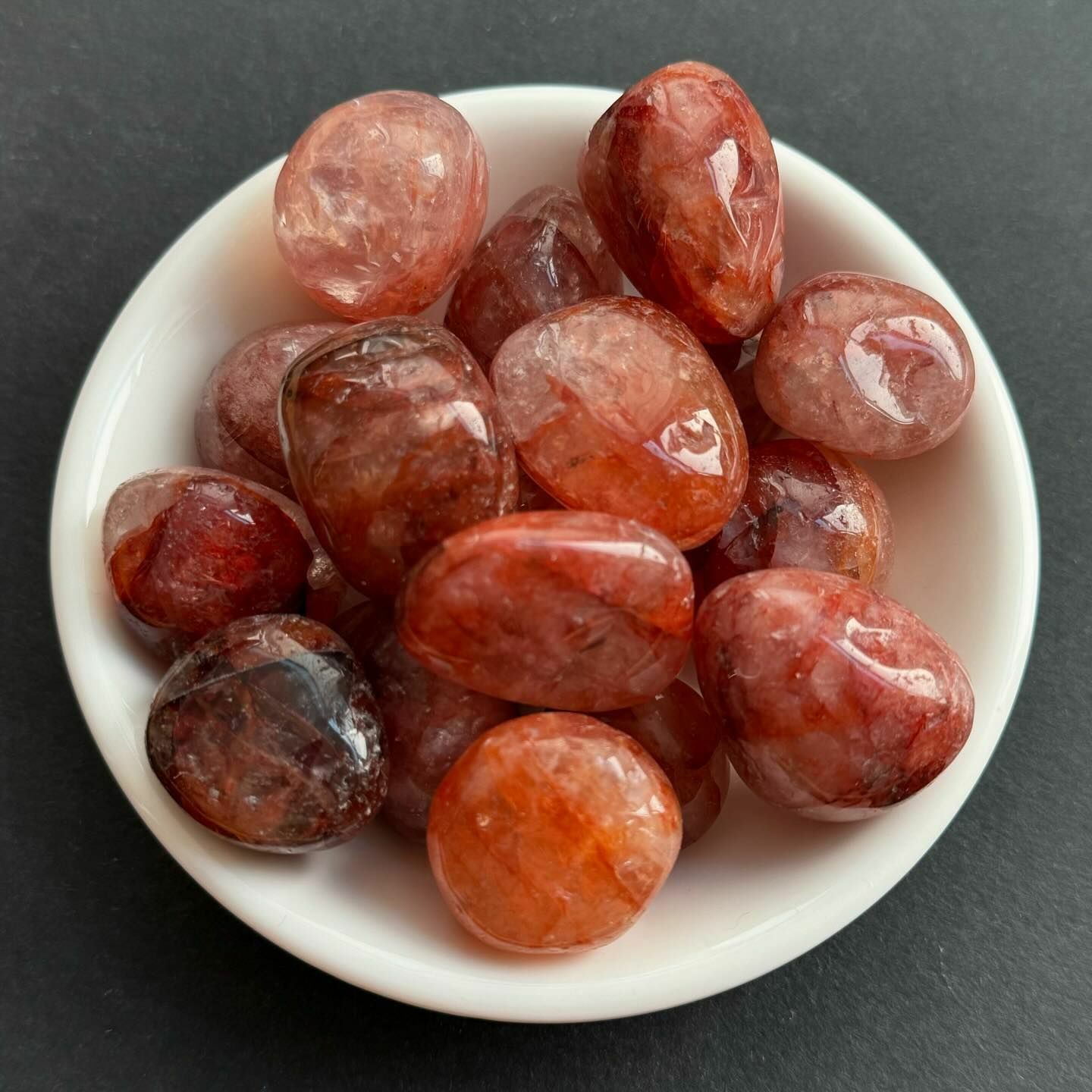 [原石] 紅膠花 水晶滾石