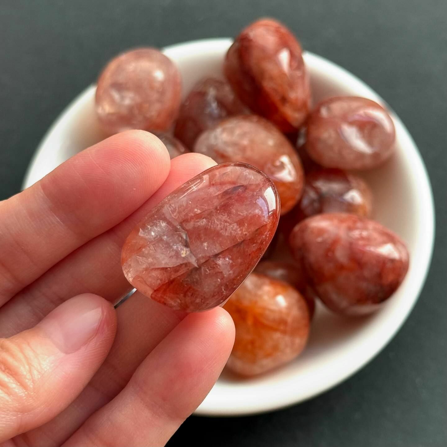 [原石] 紅膠花 水晶滾石