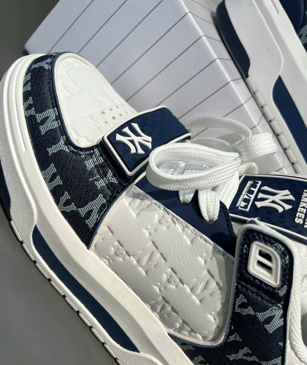MLB Chunky Liner系列 NY 紐約洋基隊 反光 MONOGRAM 老花 字母壓印 海軍藍 牛仔丹寧 老爹鞋 學長鞋 情侶鞋 3ASXCMM4N-50NYS