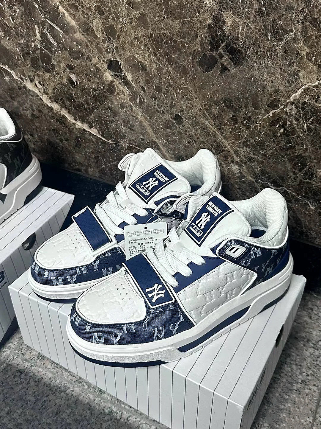 MLB Chunky Liner系列 NY 紐約洋基隊 反光 MONOGRAM 老花 字母壓印 海軍藍 牛仔丹寧 老爹鞋 學長鞋 情侶鞋 3ASXCMM4N-50NYS