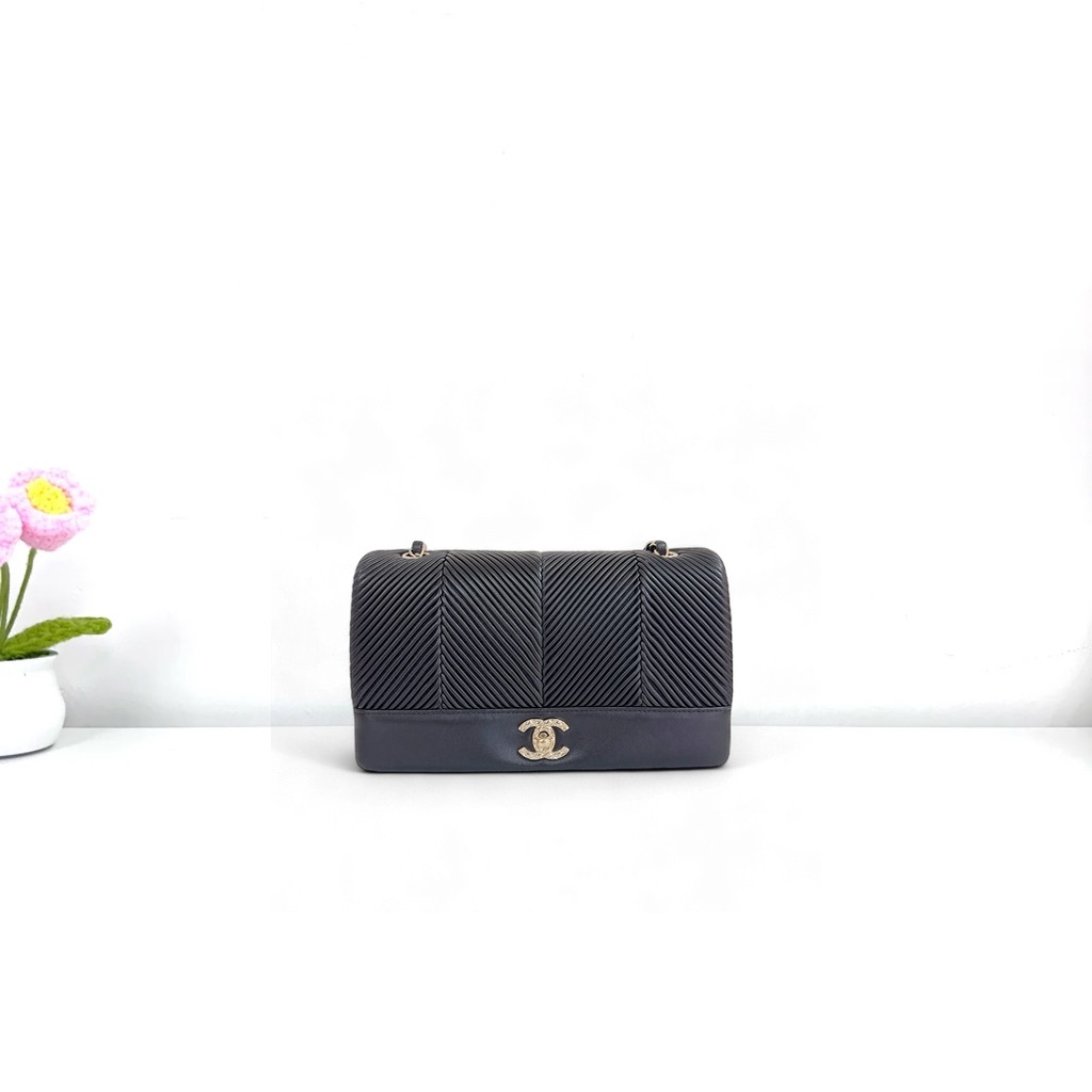 Chanel Flap Bag - Black / Ghw