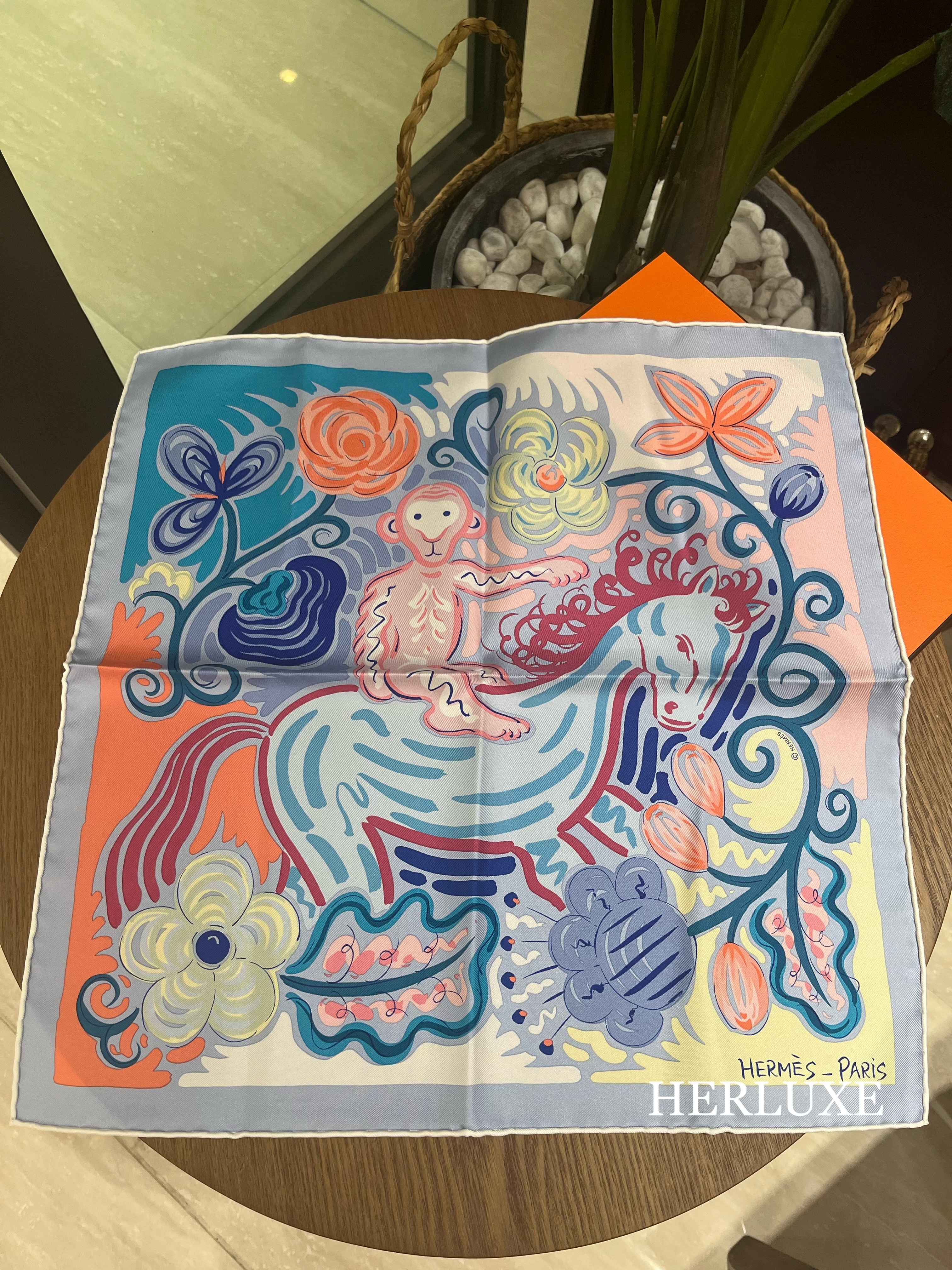 Le Cheval de Kazumi scarf 45x45cm  100% soie Bleu / Rose / Jaune Pâle