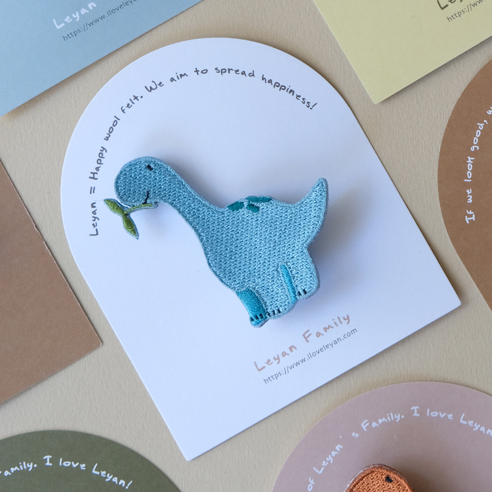 Dinosaur恐龍刺繡別針 / 脖子長長的雷龍