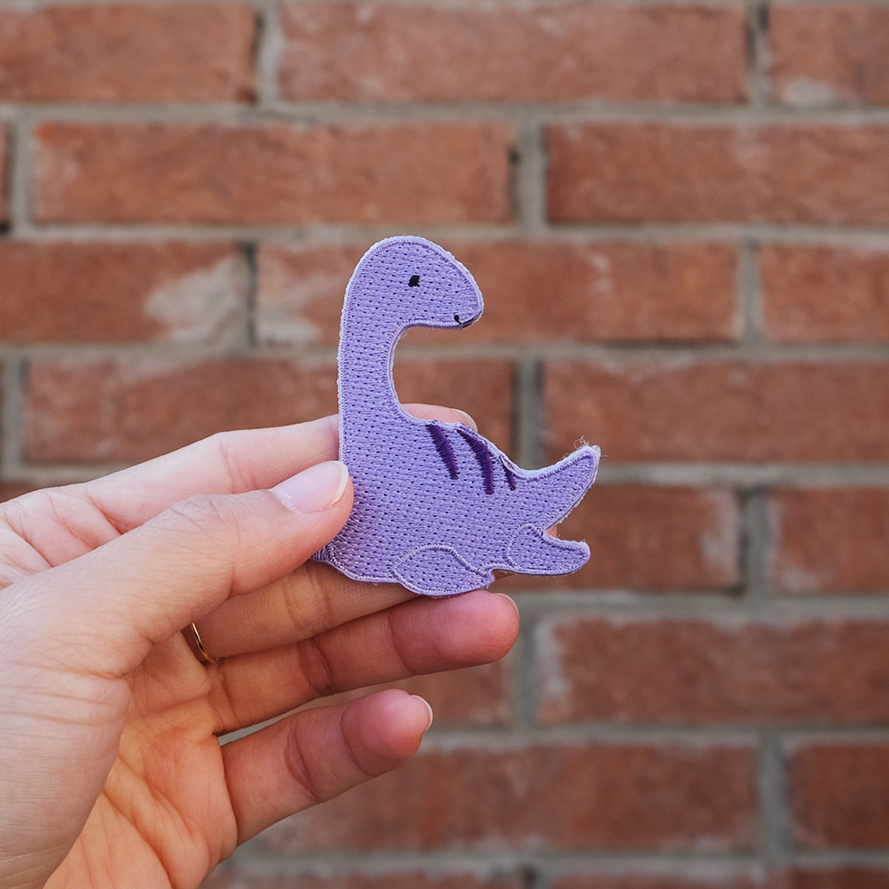 Dinosaur恐龍刺繡別針 / 愛玩水的蛇頸龍