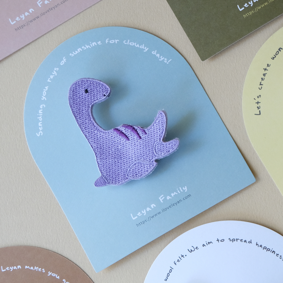 Dinosaur恐龍刺繡別針 / 愛玩水的蛇頸龍