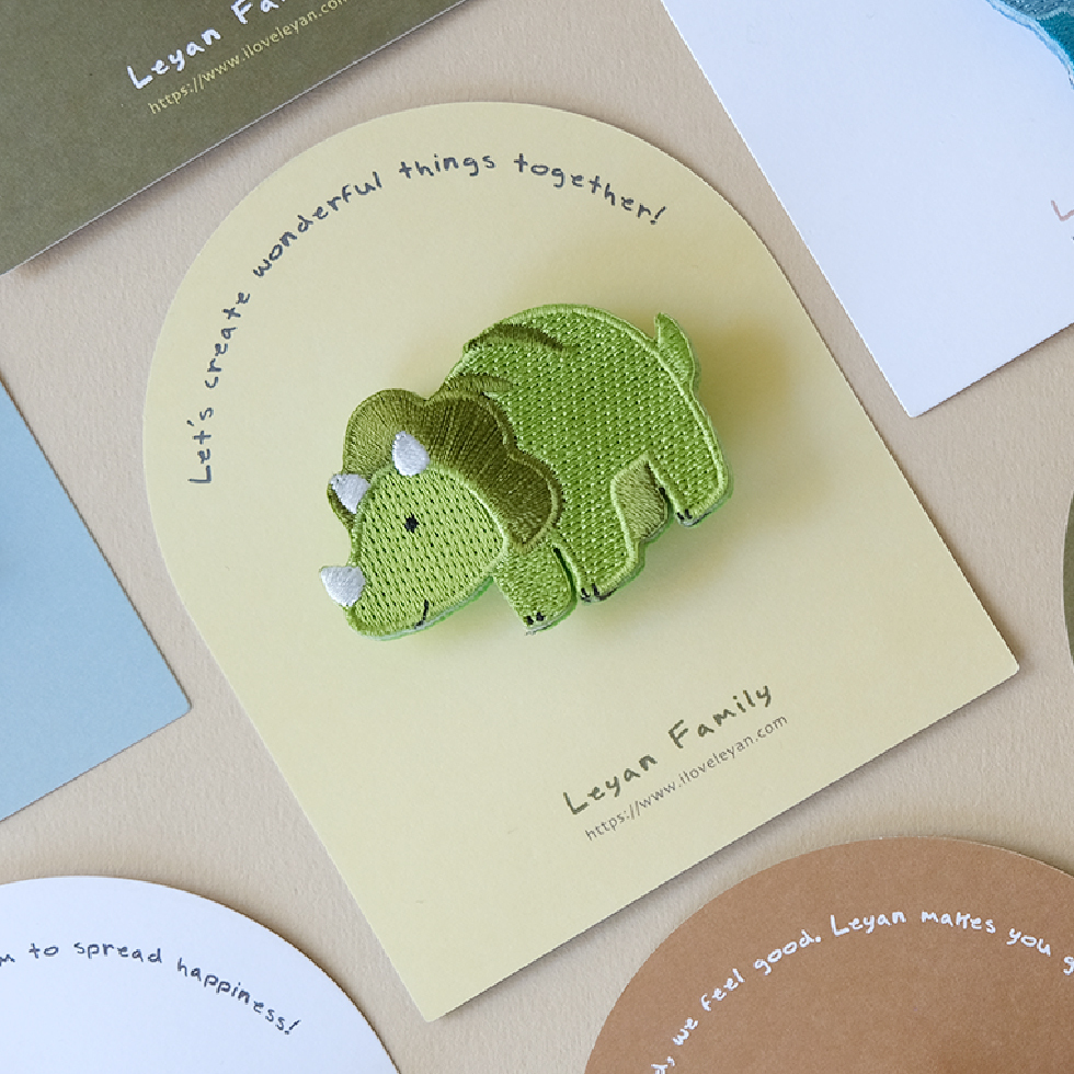 Dinosaur恐龍刺繡別針 / 吃素的三角龍