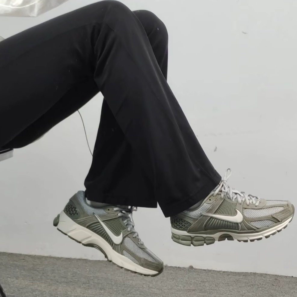 【逢甲 FUZZY】Nike Zoom Vomero 5 灰綠 HF1553-002