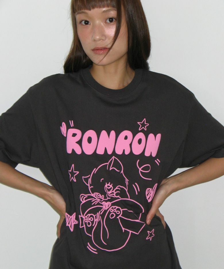 ◆24FW RONRON EMBO KITSCH CAT OVER FIT T SHIRT/4色◆ EMBO KITSCH CAT OVER FIT T SHIRT CHARCOAL - RONRON 론론