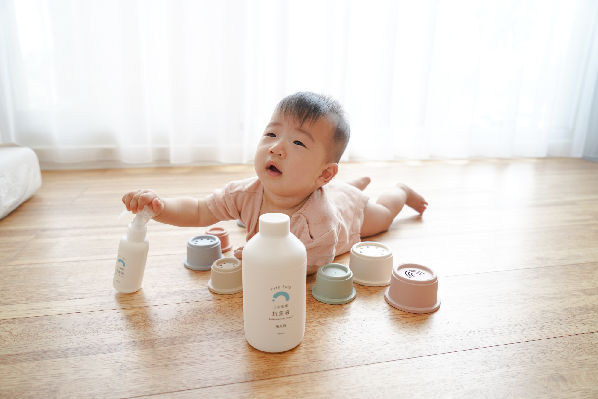 這是一張寶寶和抗菌液的照片