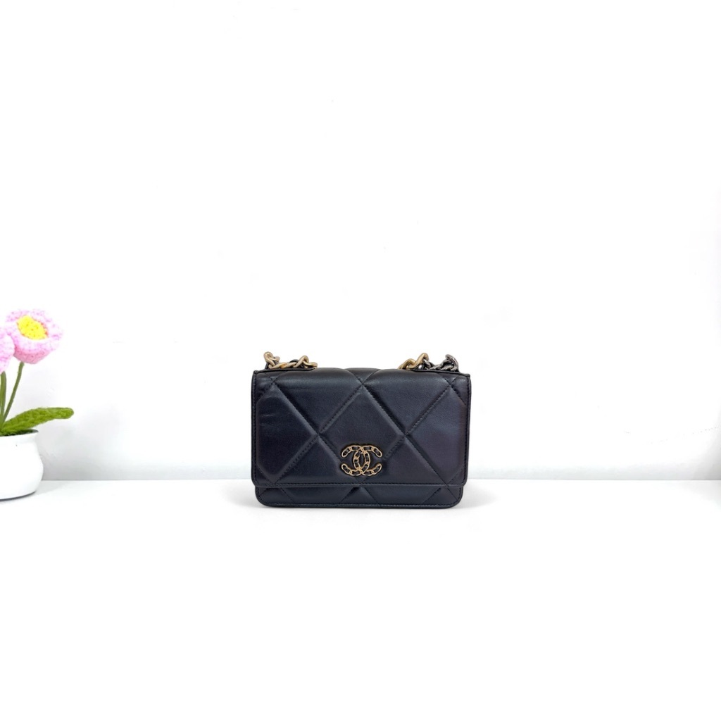 Chanel 19 woc Bag - Black / Ghw