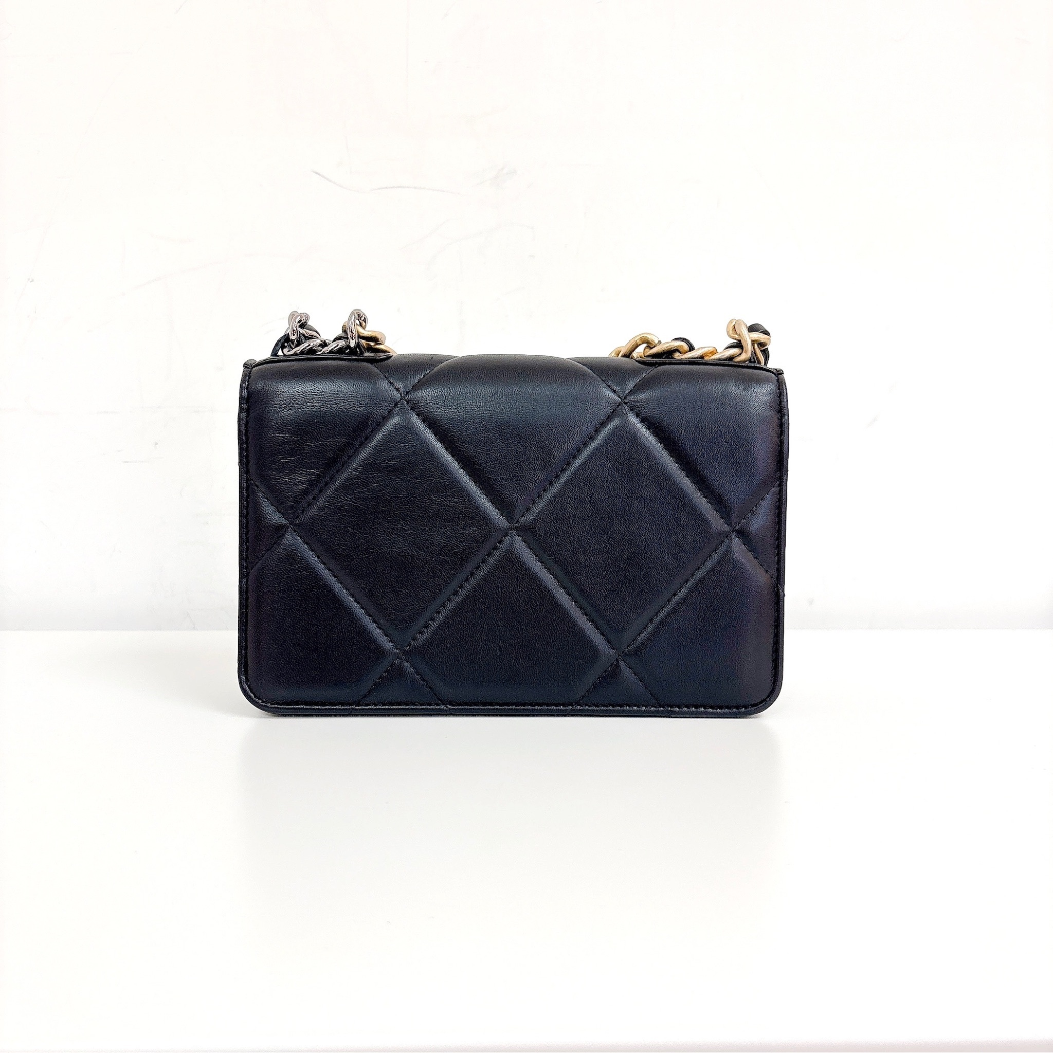 Chanel 19 woc Bag - Black / Ghw
