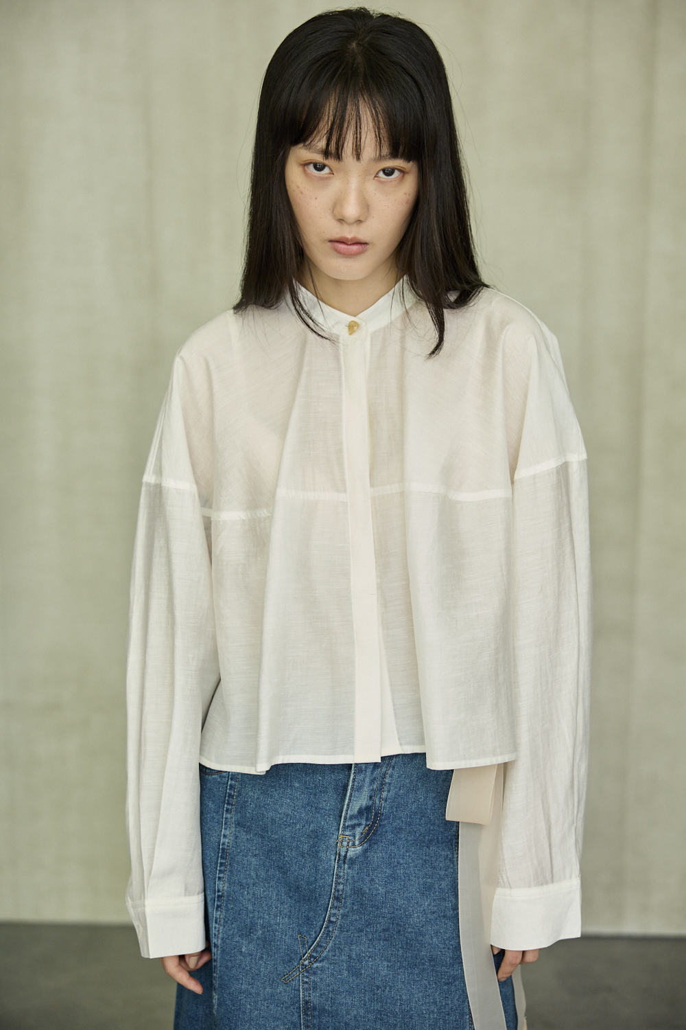 落肩胸線設計寬鬆襯衫