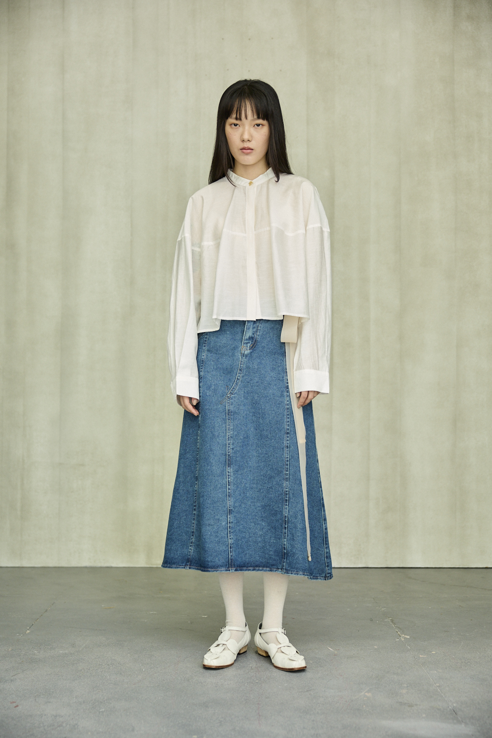 落肩胸線設計寬鬆襯衫
