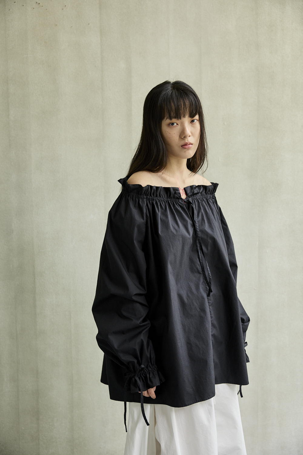 兩穿抽繩一字肩上衣