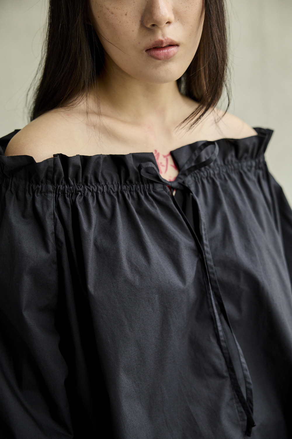 兩穿抽繩一字肩上衣