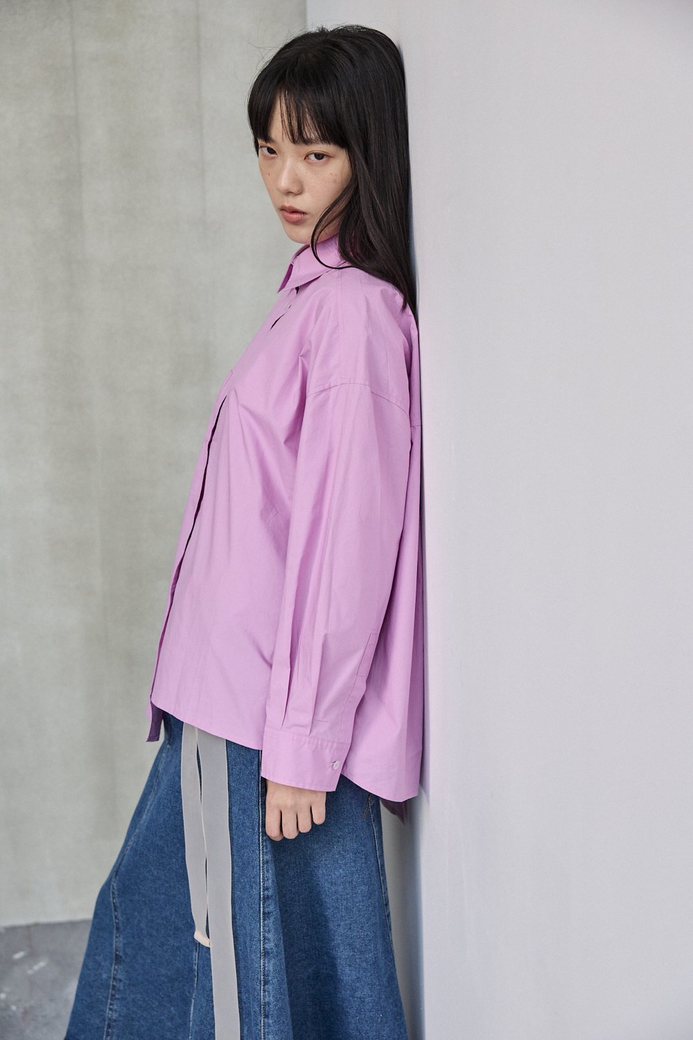 下擺不對稱後領釦設計上衣