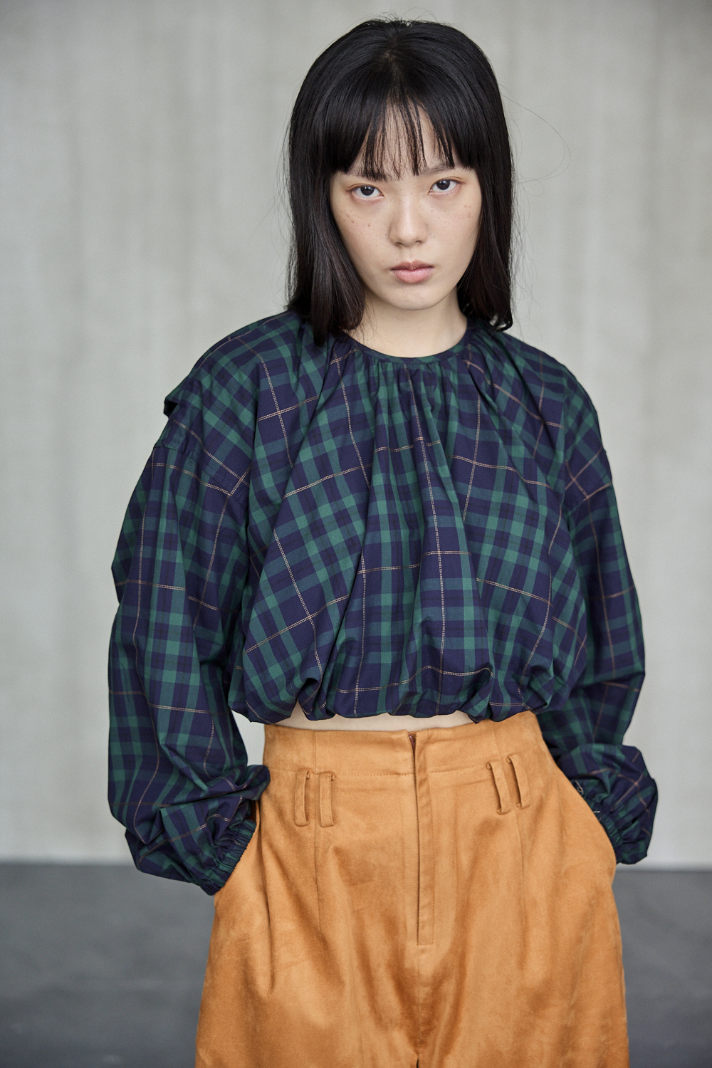 下擺收口短版上衣