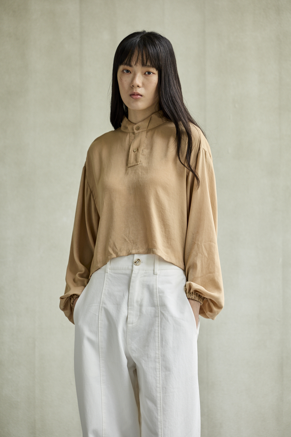 立領下擺縮口上衣