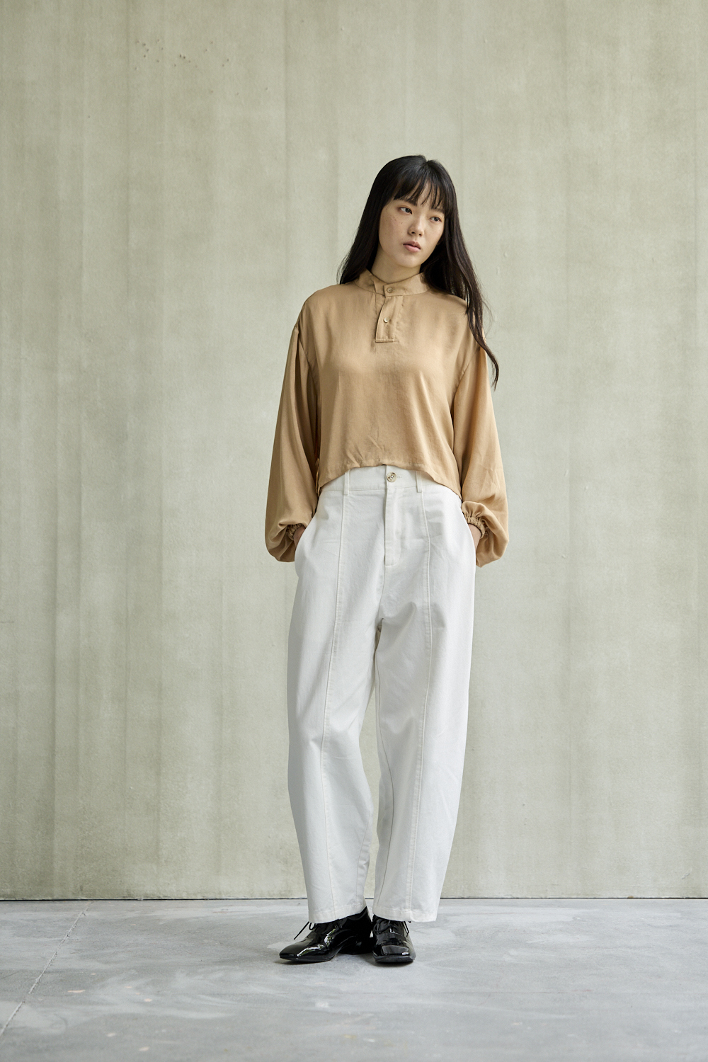 立領下擺縮口上衣